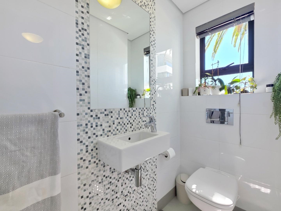 2 Bedroom Property for Sale in Vredehoek Western Cape